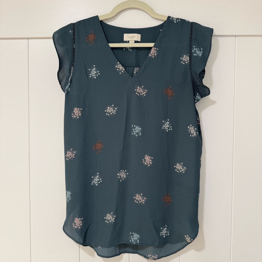 ✨ LOFT Outlet Blue Gray Floral Flutter Sleeve Blouse Lightweight — Size S ✨
